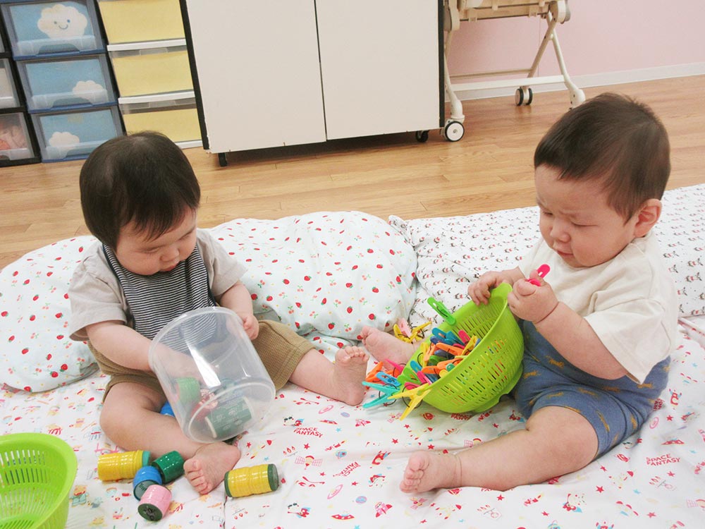 保育室で遊ぶ子どもたち