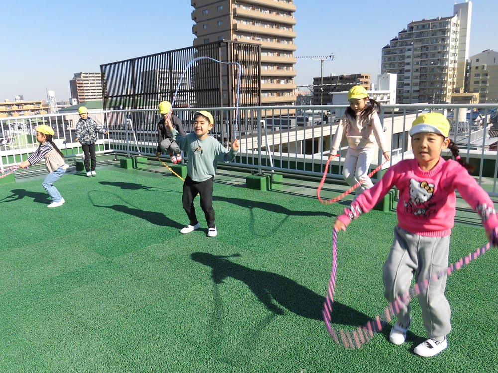 屋上で縄跳び