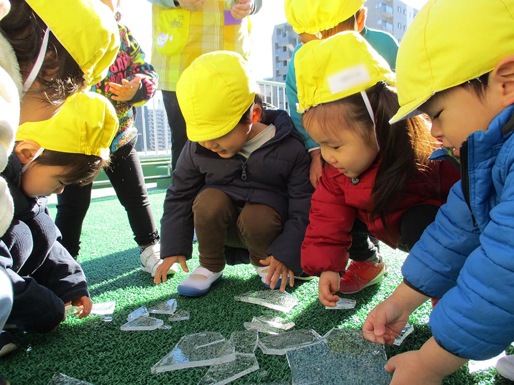 氷で遊ぶ子どたち
